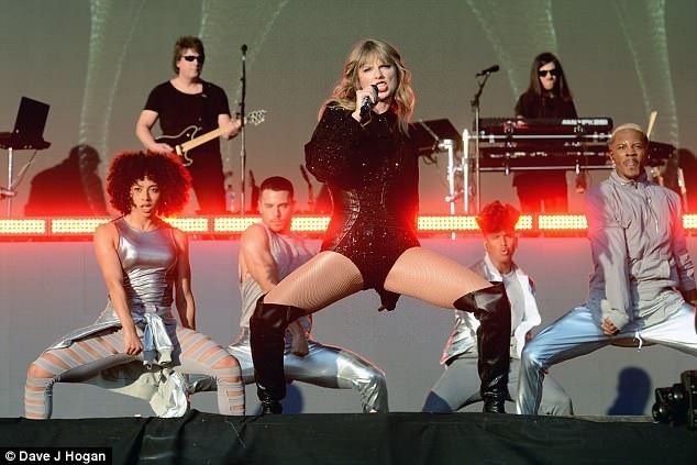 Taylor Swift máu lửa và gợi cảm trên sân khấu - 10