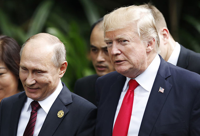 “Kẻ lộ mật” Snowden: Tổng thống Trump quý mến ông Putin hơn bất kỳ ai - 1 Tổng thống Putin (trái) và Tổng thống Trump trò chuyện bên lề hội nghị cấp cao APEC tại Việt Nam năm 2017 (Ảnh: AFP)