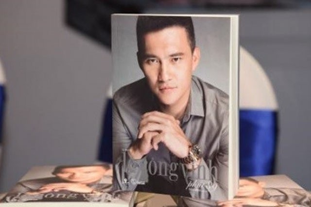 Nếu có đơn kiện, sẽ thu hồi tự truyện của cựu cầu thủ Công Vinh? - 1 Phút 89” là cuốn tự truyện đầu tiên của cầu thủ bóng đá Việt Nam. Ngay sau khi cuốn tự truyện ra mắt đã gây nên nhiều phản ứng trong giới bóng đá và dư luận...