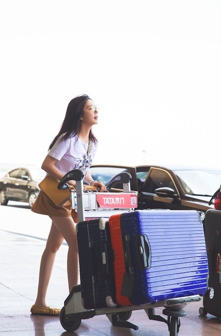 42 tuổi, Triệu Vy sở hữu đôi chân thon nuột, làn da sáng mịn - 3
Được biết, Triệu Vy lên đường chuẩn bị cho show truyền hình thực tế mới mà cô nhận lời tham gia.