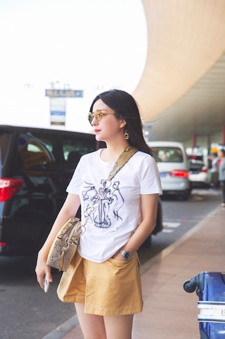 42 tuổi, Triệu Vy sở hữu đôi chân thon nuột, làn da sáng mịn - 6
Triệu Vy hiện là một diễn viên, kiêm nhà sản xuất và đạo diễn. Cô còn có một gia đình hạnh phúc cùng một cô con gái hiện 8 tuổi.