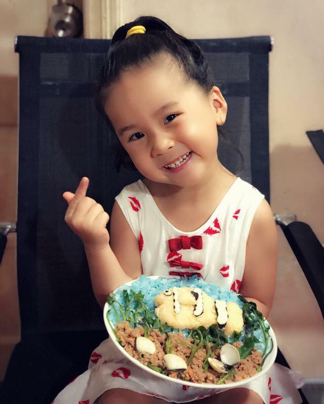 Mâm cơm “đẹp chẳng nỡ ăn” của mẹ 9x Hà Nội làm cho con - 11 Nhờ những đĩa cơm bắt mắt, con gái chị Hương luôn thích thú, hào hứng chờ đợi đến bữa ăn. Bé cũng tự giác và chủ động khi không cần phải đợi mẹ nhắc nhở như trước.