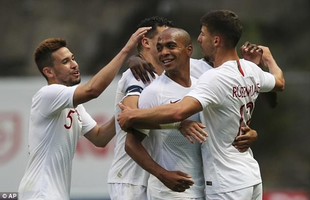 Vắng C.Ronaldo, Bồ Đào Nha hòa thất vọng ở trận giao hữu tiền World Cup - 4
Joao Mario giúp Bồ Đào Nha dẫn trước 2-0 ở phút 34