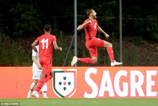 Vắng C.Ronaldo, Bồ Đào Nha hòa thất vọng ở trận giao hữu tiền World Cup - 2
Ben-Youssef ăn mừng bàn thắng vào lưới Bồ Đào Nha, anh cũng từng tỏa sáng khi giúp Tunisia đánh bại tuyển Anh