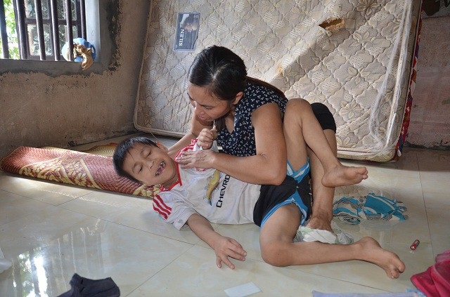 Gia cảnh khốn cùng của bé 9 tuổi, mắc đa dị tật bẩm sinh - 5 Gia cảnh khốn cùng của bé 9 tuổi, mắc đa dị tật bẩm sinh - 5