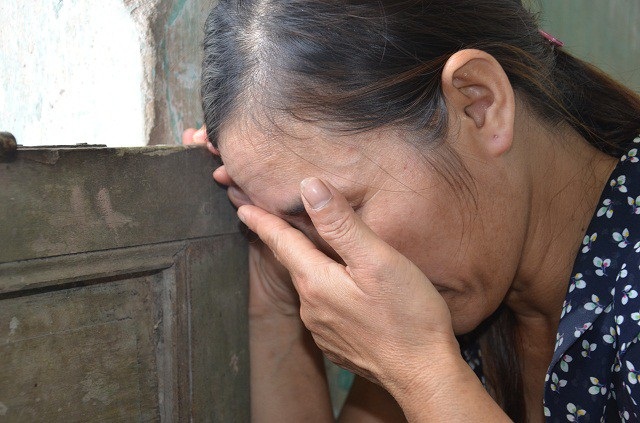 Gia cảnh khốn cùng của bé 9 tuổi, mắc đa dị tật bẩm sinh - 8 9 năm trời cùng con đi khắp các bệnh viện, chị Sang đã phải vay mượn khắp nơi, các khoản nợ lên đến cả trăm triệu đồng.