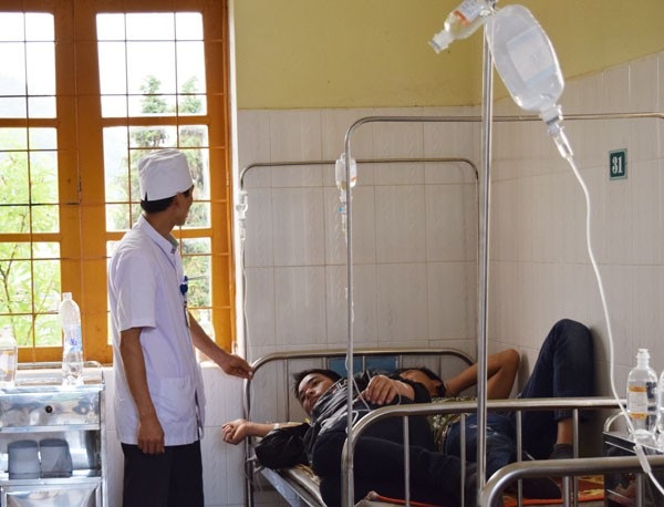 Phạt 16 triệu đồng doanh nghiệp khiến 40 công nhân ngộ độc - 1
Công nhân nhà máy thủy điện Pa Ke bị rối loạn tiêu hóa đang được bác sỹ Bệnh viên đa khoa huyện Bắc Hà chăm sóc, điều trị.