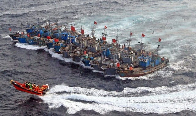 Lực lượng cảnh sát biển Hàn Quốc từng nhiều lần điều tàu ra chặn các tàu cá Trung Quốc đánh bắt trái phép (Ảnh: AFP)