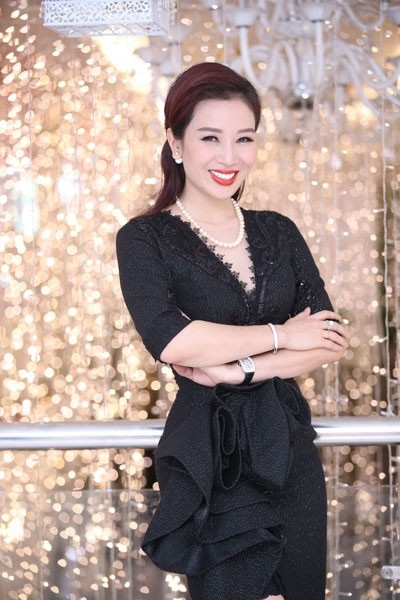 Á hậu Thu Hương đẹp quyến rũ thu hút mọi ánh nhìn - 3 Năm 2011, cô đại diện Việt Nam tham dự cuộc thi Hoa hậu Quý bà thế giới và trở thành Á hậu. Không chỉ là một hoa hậu doanh nhân thành đạt, Thu Hương còn có cuộc sống hạnh phúc viên mãn bên cạnh chồng và hai con trai.