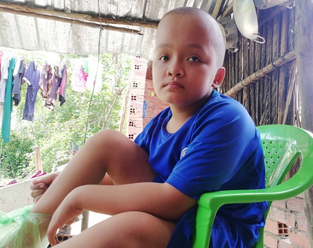 Mồ côi cha mẹ, bé 15 tuổi mắc bệnh tim khốn khó chăm em mắc bệnh bại não - 3 Cháu Mộng Nguyên (13 tuổi) bị bệnh bại não bẩm sinh nên cũng lúc nhớ, lúc quên.