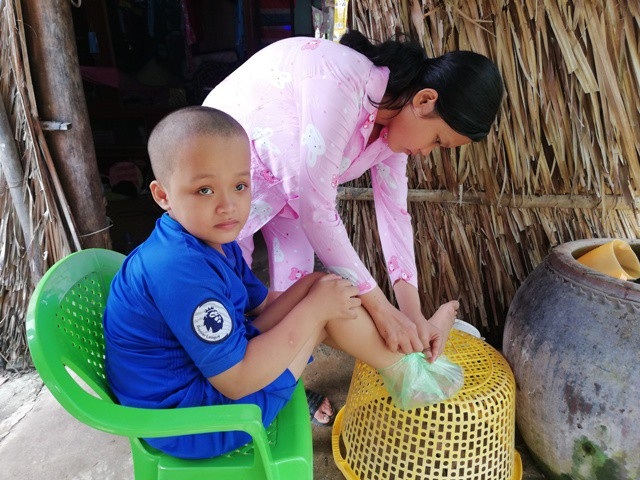Mồ côi cha mẹ, bé 15 tuổi mắc bệnh tim khốn khó chăm em mắc bệnh bại não - 6 Mồ côi cha mẹ, bé 15 tuổi mắc bệnh tim khốn khó chăm em mắc bệnh bại não - 6