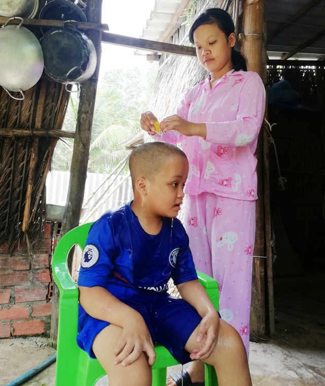 Mồ côi cha mẹ, bé 15 tuổi mắc bệnh tim khốn khó chăm em mắc bệnh bại não - 7 Cha mẹ không còn, nay chị bệnh tim lại phải chăm em bại não. Cuộc sống của 2 cháu đang lâm cảnh hết sức khó khăn.
