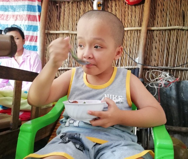 Mồ côi cha mẹ, bé 15 tuổi mắc bệnh tim khốn khó chăm em mắc bệnh bại não - 5 Cha mất rồi, manh áo, miếng cơm sau này biết ai lo.