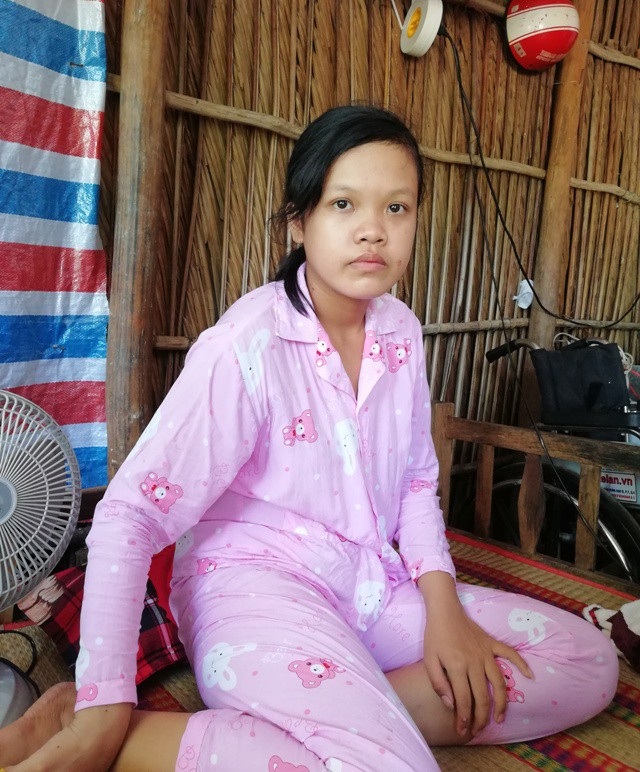 Mồ côi cha mẹ, bé 15 tuổi mắc bệnh tim khốn khó chăm em mắc bệnh bại não - 2
Cháu Mộng Cầm (15 tuổi) mắc bệnh tim nhiều năm nay không có điều kiện để chữa trị nên sức khỏe phập phù.