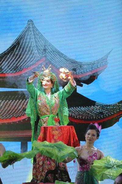 Lý Nhã Kỳ “hết hồn” với màn vợt ếch trên sân khấu của “Hai Lúa” - 4 Phương Liên là người đầu tiên đưa tín ngưỡng thờ Mẫu của người Việt lên sân khấu ảo thuật.