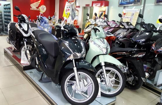 Xe máy đồng loạt tăng giá, dân buôn ăn chênh gần 6.000 tỷ đồng của dân - 1
Trong khi xe tay ga của các thương hiệu Piaggio, SYM, Suzuki không tăng giá, thì xe tay ga của Honda Việt Nam tăng mạnh