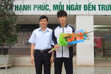 THPT Lương Văn Can (Hà Nội): Thay đổi định kiến về Trường phổ thông ngoài công lập - 2
Thầy Đặng Đình Tới trao thưởng cho học sinh Bùi Thái An.