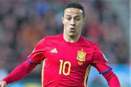 Ký ức World Cup sống động trong tâm trí loạt ngôi sao thế giới - 2 Là một tuyển thủ Tây Ban Nha nhưng Thiago Alcantara lại gây bất ngờ khi chia sẻ: “Ký ức đầu tiên của tôi là kì World Cup 1994 với chiến thắng của bố tôi (cầu thủ Mazinho của Brazil). Tôi chỉ mới 3 tuổi và dù không nhớ được các trận đấu, tôi vẫn nhớ bố tôi trở về nhà ăn mừng và rồi cả gia đình đều quây quần ở đó. Tôi nhớ rất rõ ràng. Dĩ nhiên tôi cũng nhớ chung kết World Cup 2010 giữa Tây Ban Nha và Hà Lan với bàn thắng của Andres (Iniesta)”.