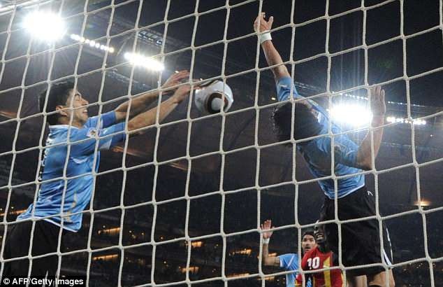 
Luis Suarez dùng tay chơi bóng để cứu Uurguay thua Ghana ở phút cuối trận tứ kết World Cup 2010

