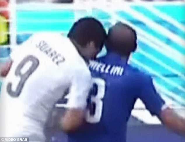 Luis Suarez không muốn tiếp tục mang tiếng xấu ở World Cup 2018 - 2
Suarez cắn vai Giorgio Chiellini ở trận gặp Italia ở vòng bảng World Cup 2014