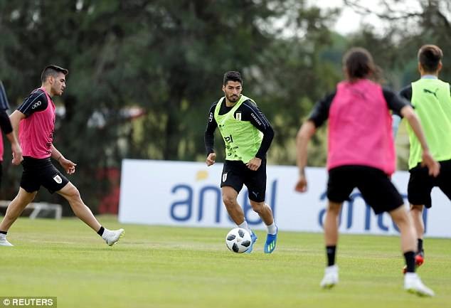Luis Suarez không muốn tiếp tục mang tiếng xấu ở World Cup 2018 - 4
Luis Suarez trong buổi tập cùng đội tuyển Uruguay ngày hôm qua