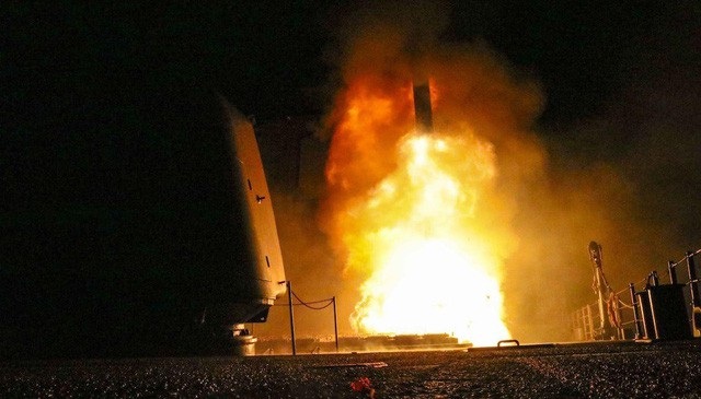 Nga phát triển vũ khí mới dựa trên tên lửa "bắn xịt" của Mỹ ở Syria - 1 Tên lửa được phóng đi từ tàu khu trục Mỹ trong vụ không kích Syria hôm 14/4. (Ảnh: Hải quân Mỹ)