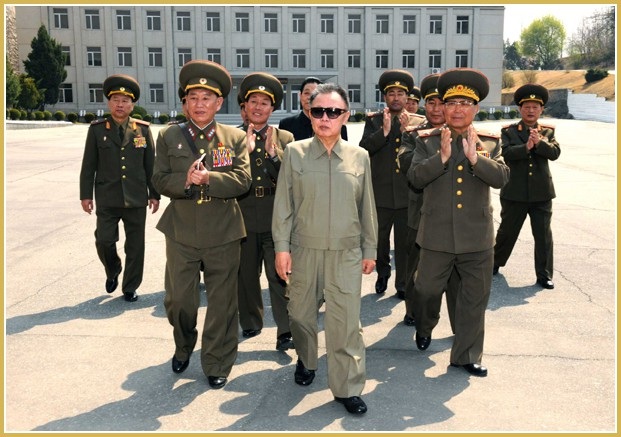 Tướng Kim Yong Chol (thứ hai từ trái sang) tháp tùng cố lãnh đạo Triều Tiên Kim Jong-il trong một chuyến thị sát (Ảnh: KCNA)