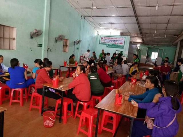 Quảng Bình: Quán cơm 5 ngàn đồng của người lao động, bệnh nhân nghèo - 3 Sau hơn 1 năm hoạt động, quán cơm từ thiện 5 ngàn đồng đã phục vụ gần 10 ngàn suất cơm trợ giá cho những đối tượng có hoàn cảnh khó khăn