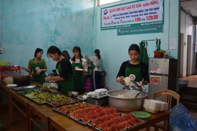 Quảng Bình: Quán cơm 5 ngàn đồng của người lao động, bệnh nhân nghèo - 1 Các thành viên CLB Nét bút xanh miền Trung chuẩn bị những suất cơm để phục vụ người nghèo