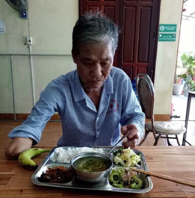 Quảng Bình: Quán cơm 5 ngàn đồng của người lao động, bệnh nhân nghèo - 2 Chỉ với 5 ngàn đồng, người nghèo đến với quán cơm sẽ được phục vụ suất ăn đảm bảo vệ sinh, dinh dưỡng.