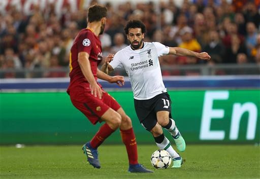 AS Roma 4-2 Liverpool: Sự trỗi dậy muộn màng - 6
Salah (phải) thi đấu không ấn tượng trong hiệp một