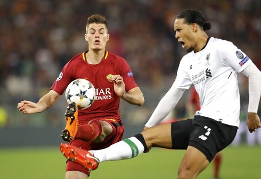 AS Roma 4-2 Liverpool: Sự trỗi dậy muộn màng - 3
Pha tranh bóng giữa Patrik Schick (trái) với Virgil Van Dijk