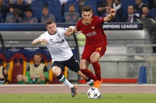 AS Roma 4-2 Liverpool: Sự trỗi dậy muộn màng - 4
Patrik Schick (phải) nỗ lực đi bóng trươc sự đeo bám của James Milner