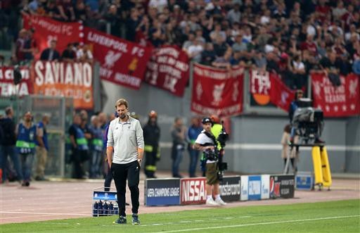 AS Roma 4-2 Liverpool: Sự trỗi dậy muộn màng - 1
Klopp lo lắng bên ngoài đường biên