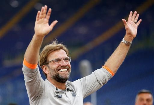 HLV Klopp thừa nhận Liverpool may mắn hơn AS Roma - 1
Klopp xuống sân chào người hâm mộ sau trận đấu tại Olimpico