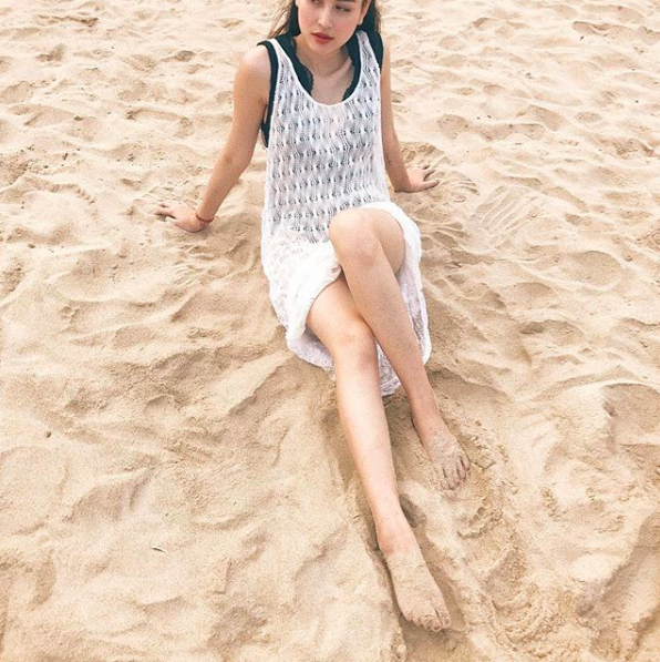 Mới chớm Hè, hot girl Việt đã tưng bừng khoe ảnh diện đồ bơi nóng bỏng - 12 Hà Lade kín đáo hơn với chiếc váy len bên ngoài đồ bơi.
