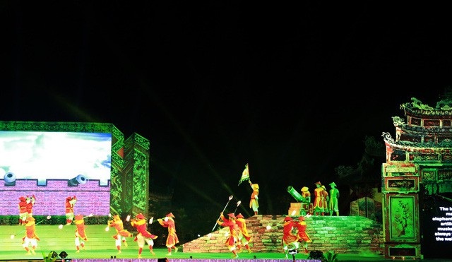 Đề xuất “Văn Hiến Kinh Kỳ” thành show diễn cho du khách thường xuyên - 1 Hoạt cảnh sống động với cảnh luyện võ, bắn súng thần công trong Văn Hiến Kinh Kỳ (ảnh: B.Châu)