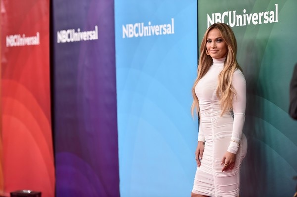 Jennifer Lopez trẻ trung với váy ôm sát - 1
Jennifer Lopez rạng rỡ dự sự kiện diễn ra tại Los Angeles, Mỹ ngày 2/5 vừa qua