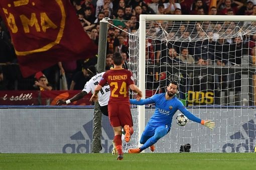 AS Roma 4-2 Liverpool: Sự trỗi dậy muộn màng - 12
Mane hạ gục thủ thành Allison trong tình huống đối mặt
