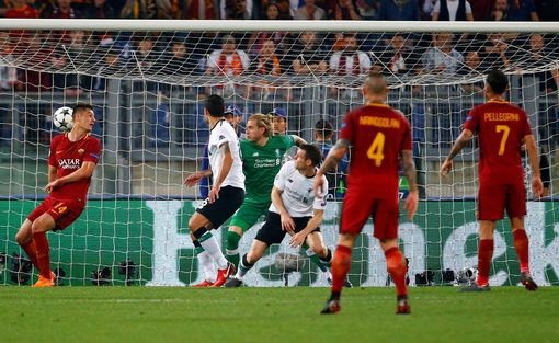 AS Roma 4-2 Liverpool: Sự trỗi dậy muộn màng - 10
Milner vô tình trở thành người phản lưới nhà