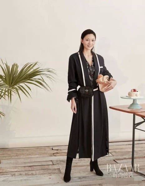 Vợ trẻ của Trương Nghệ Mưu lần đầu hé lộ chuyện tình giữa hai người - 2
Trần Đình Đình kém chồng tới 31 tuổi và là người vợ thứ hai của đạo diễn tài năng này. Trước đó, đạo diễn họ Trương từng có một cô con gái với người vợ đầu tiên. Tháng 5/2018, Trần Đình Đình bất ngờ nhận lời chụp hình cho một tạp chí thời trang và chia sẻ về chuyện tình gây tò mò giữa cô và đạo diễn họ Trương.