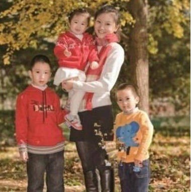 Vợ trẻ của Trương Nghệ Mưu lần đầu hé lộ chuyện tình giữa hai người - 6
Trần Đình Đình khoe ảnh hạnh phúc bên ba đứa con, kết quả tình yêu giữa cô và đạo diễn họ Trương.