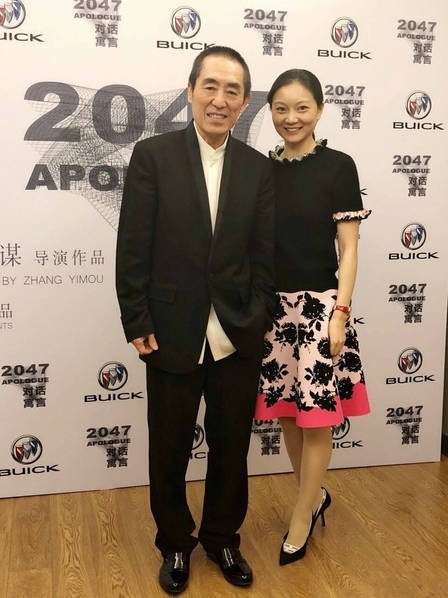 Vợ trẻ của Trương Nghệ Mưu lần đầu hé lộ chuyện tình giữa hai người - 9
Dù khoảng cách tuổi tác giữa hai vợ chồng khá lớn, 31 tuổi, nhưng Trương Nghệ Mưu và Trần Đình Đình rất hạnh phúc bên nhau. Cặp đôi đã ở bên nhau gần 20 năm nhưng vẫn không bao giờ quên dành cho nhau những cử chỉ ngọt ngào hay những lời yêu thương như thuở mới yêu.