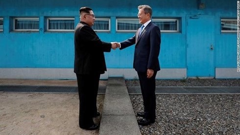 Toan tính của Triều Tiên khiến Mỹ mất ảnh hưởng tại Đông Bắc Á? - 1
Ông Moon Jae-in và ông Kim Jong-un gặp nhau tại đường ranh giới quân sự phân chia hai miền Triều Tiên, ngày 27-4. Ảnh: CNN.