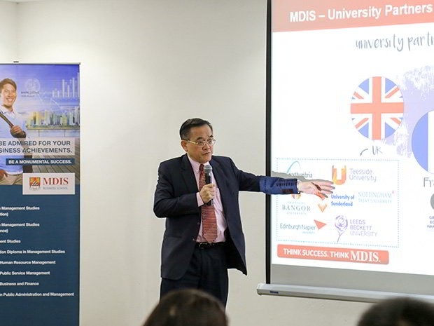 Hội thảo du học thông minh cùng Học viện MDIS, Singapore 2018 - 1
Dr. Eric Kuan – Hiệu trường nhà trường MDIS thuyết trình.