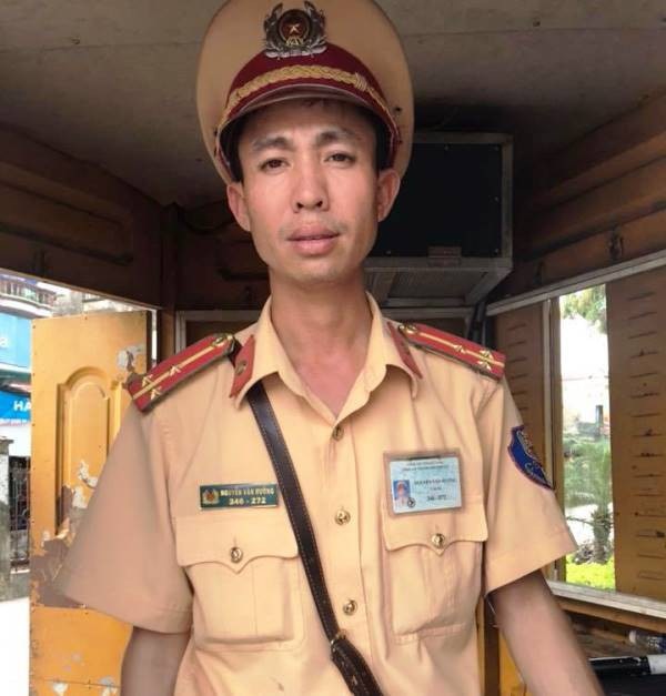 Cộng đồng mạng thích thú với cách xử lý lỗi không gương chiếu hậu của CSGT - 2 Thượng úy Nguyễn Văn Hưởng, thuộc Đội CSGT thành phố Phủ Lý, tỉnh Hà Nam