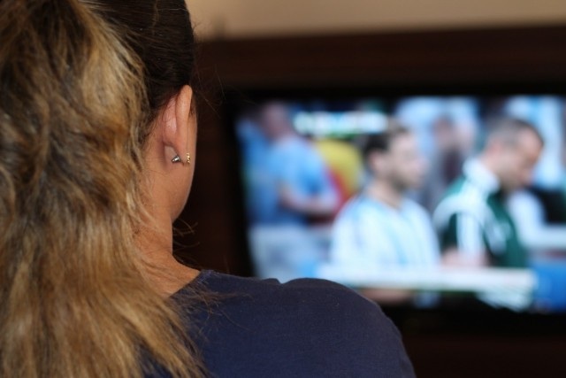 Những nghề độc lạ nhất hành tinh: Ăn, ngủ cũng hái ra tiền - 3 Xem TV cũng là một nghề hái ra tiền.