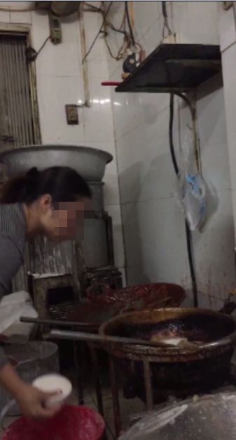 Gốc tích của hàng triệu chiếc bánh rán bẩn mỗi ngày - 4
Công nghệ làm bánh rán kinh hoàng, các chai hóa chất đỏ và đen, với các lều lán lụp sụp bên ngoài đê sông Hồng ở Hà Nội