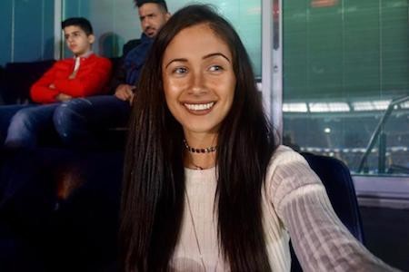 Lộ diện nữ cổ động viên xinh đẹp, quyến rũ nhất của Chelsea - 4 … cùng một nhan sắc ngọt ngào, cuốn hút