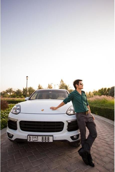 Từng ngủ ở cầu thang, ăn cơm tù, nay thành tỷ phú của Dubai - 2 Liêu Vọng bên chiếc xe sang có gắn biển số đắt đỏ “888”